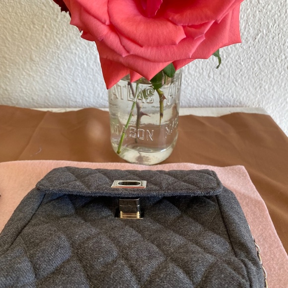 NEIMAN MARCUS VINTAGE GRAY QUILTED SHOULDER OR CR0SSBODY BAG - Picture 5 of 8